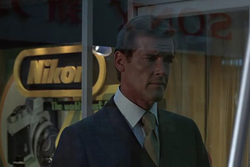 El hombre de la pistola de oro 1974