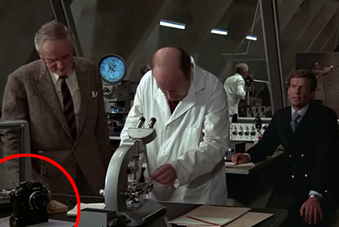 El hombre de la pistola de oro 1974